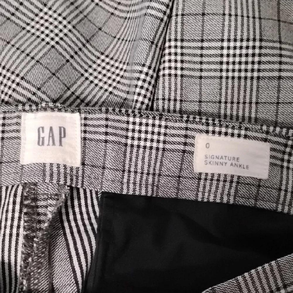 GAP Women's Gray Checkered Ankle Pants - Picture 5 of 5